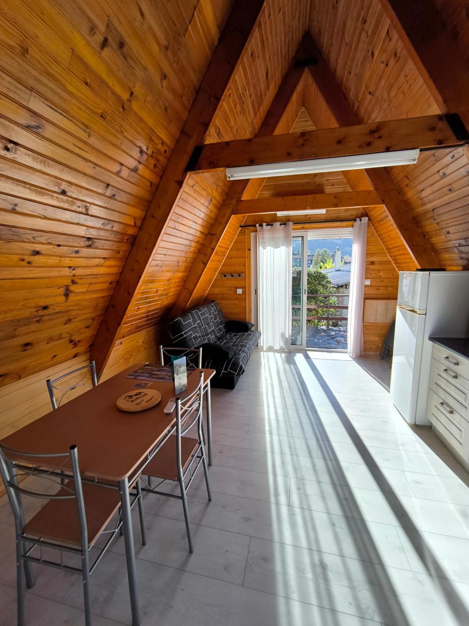 Petit Chalet Avec Terrasse Oust Cameră foto